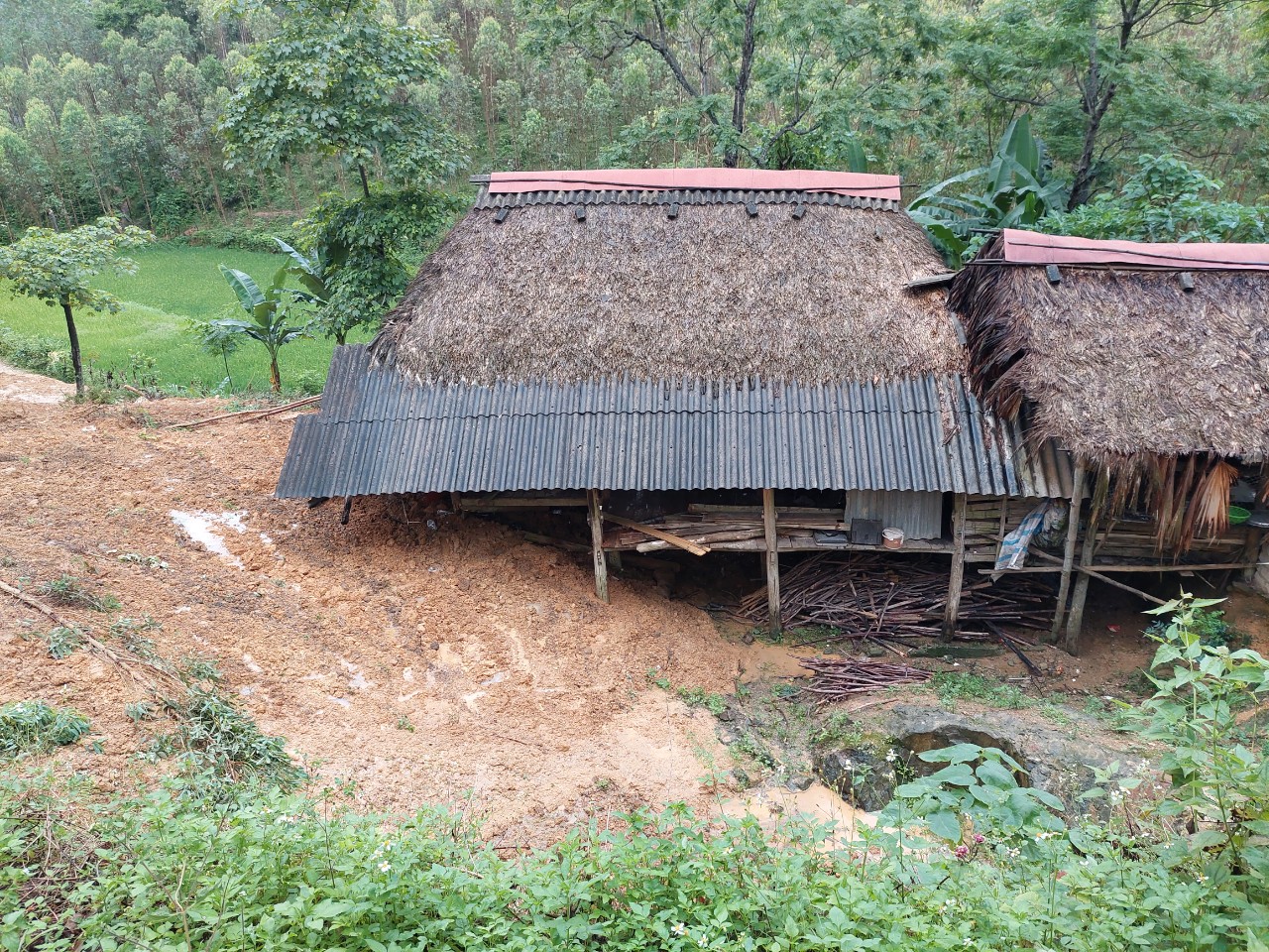 Công văn số 15/BCH-PCTT ngày 24/4/2023 V/v chủ động ứng phó với mưa  dông, lốc, sét, mưa đá và gió giật mạnh